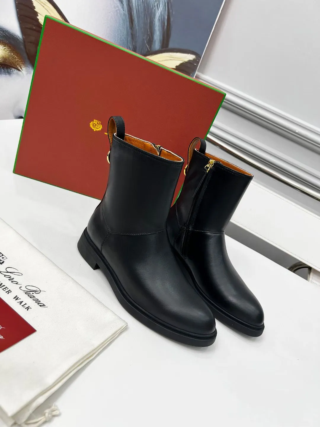 👟👟Ex-factory price 640👟👟 First-layer cowhide, G02 purchasing level WYSIWYG Loro Piana LP 130s new autumn and winter Kilda ankle boots side zipper short boots. This iconic ankle boot is made of waxed cow leather/suede sheepskin, giving it a rustic and unique retro aesthetic. The casual yet sophisticated style is perfect for urban looks as well as relaxed weekend looks. The sole is Loro Piana non-slip rubber sole. Leather lining, interior zip closure with tonal zip puller at top. Metallic detail at back. Leather ring pull tabs engraved with brand logo One-piece tonal rubber sole Rubber sole with anti-slip LP detail! Upper: Imported calfskin/nubuck leather Inner foot pads: cowhide Sole: Original molded rubber outsole Size: 35-40 (41 is custom-made and cannot be returned or exchanged)